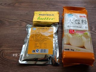 1、绵密香甜的流沙包,备好面粉、流沙馅、黄油