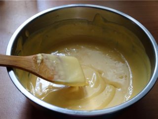 4、绵密香甜的流沙包,搅拌均匀，至没有颗粒状为止，遮上保鲜膜，放入冰箱冷藏备用