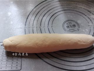 9、绵密香甜的流沙包,取出面团，在案板上搓成长条，分割成8—12份小面团