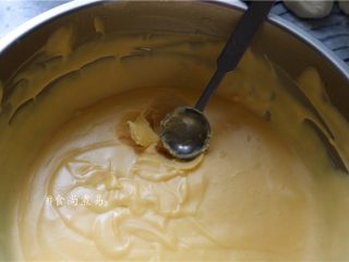 11、绵密香甜的流沙包,从冰箱取出凝固的馅料，一勺一个包子馅