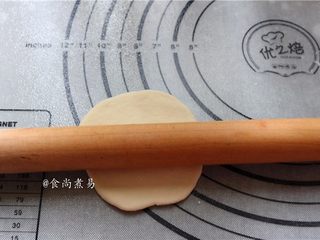 10、绵密香甜的流沙包,将小面团擀薄，就成包子皮啦