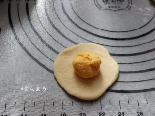 12、绵密香甜的流沙包,将固态的流沙馅放在面皮上，（馅料不宜放太多，否则易漏馅）