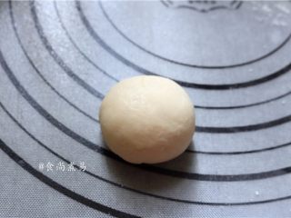 13、绵密香甜的流沙包,虎口收馅，收口朝下，包成圆形包子状