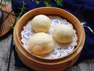 15、绵密香甜的流沙包,熄火3分钟再揭盖，取出包子即可食用