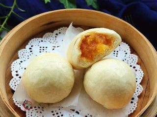 16、绵密香甜的流沙包,掰开一块，香味扑鼻而来