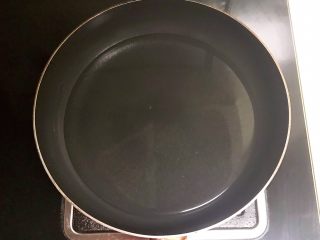 9、红糖蓝莓小圆子,锅里加入300ml冷水