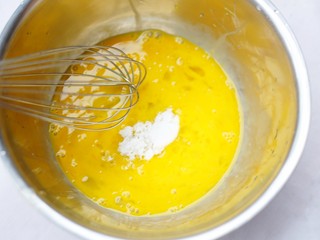 4、酥脆软滑的蛋奶吐司布丁,加入5g绵白糖。