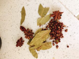 3、正宗茶叶蛋,准备八角、香叶和花椒。