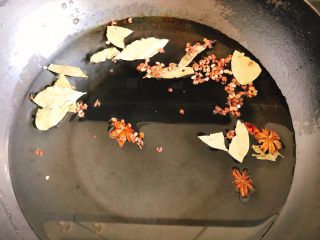 4、正宗茶叶蛋,锅里倒入1盆水,放入以上香料。