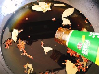 5、正宗茶叶蛋,加入8勺蚝油。