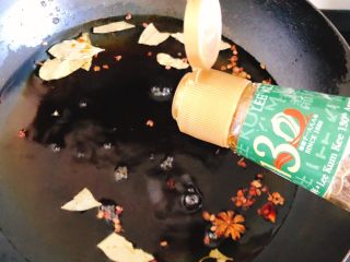 6、正宗茶叶蛋,倒入8勺生抽。