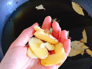 7、正宗茶叶蛋,姜切片放入。