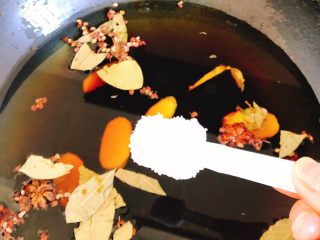 9、正宗茶叶蛋,加入3勺盐、5勺糖。