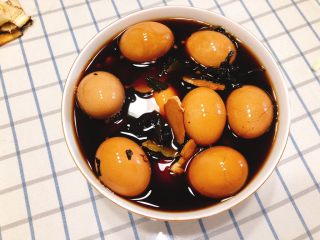 15、正宗茶叶蛋,装入碗中放跑汤汁里放冰箱,第二天更入味更好吃。