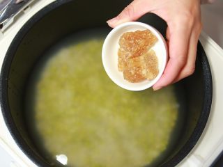 5、绿豆荞麦粥-带带,放入黄冰糖