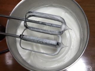 3、蓝莓玉枕蛋糕,继续搅打50圈，再加入15克细砂糖。