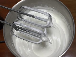 4、蓝莓玉枕蛋糕,再次搅打50圈，蛋白硬挺，出现直立的小尖峰。