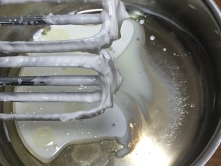 5、蓝莓玉枕蛋糕,牛奶和玉米油混合，加入盐和10克细砂糖，用打蛋器低速搅拌至油和牛奶融合。