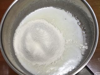 6、蓝莓玉枕蛋糕,过筛低筋粉，也用打蛋器低速搅拌至糊状。