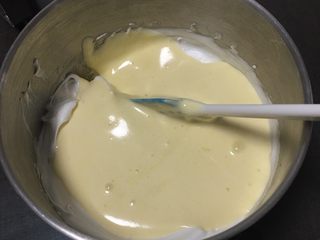 11、蓝莓玉枕蛋糕,翻拌均匀的蛋糕糊倒回蛋白中。