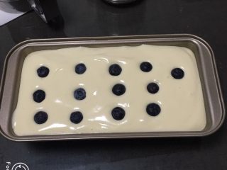 15、蓝莓玉枕蛋糕,表面再放入蓝莓。