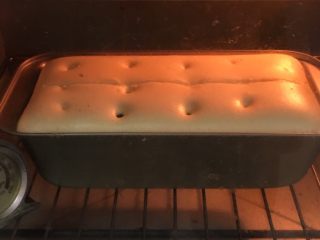 17、蓝莓玉枕蛋糕,烤制10分钟左右，用锋利的刀划一刀。