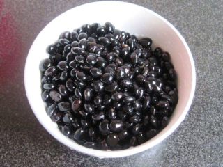 1、姨妈月经失调养生粥,洗净适量放置一边