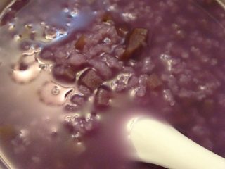 1、紫薯粥,把米洗干净，把紫薯切丁丁。放入电饭锅内一起煮。等待完成。