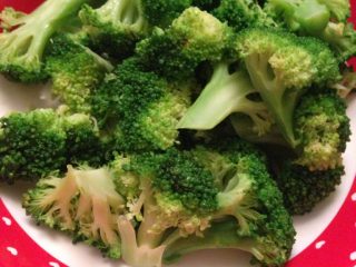 3、紫薯粥,把西兰花切好，煮一锅水，水里放点油，等水沸腾，放到锅内煮，待煮熟就捞出。