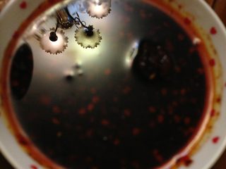 4、紫薯粥,调酱。倒入酱油跟老干妈拌均匀就可以。用来沾西兰花