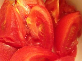 5、紫薯粥,前天还剩一个西红柿，刚好可以把它凉拌了。切好后放点糖拌均匀就好了。