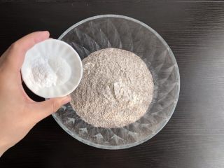 2、黑麦发糕,加入泡打粉和小苏打