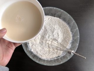5、黑麦发糕,酵母水倒入面粉中，边倒边搅拌
