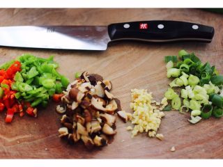 5、金玉窝窝头+虾酱鸡蛋小炒,把所有食材洗净后、切成小丁备用……