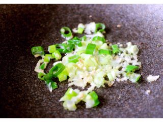 10、金玉窝窝头+虾酱鸡蛋小炒,另起锅热锅凉油爆香姜葱丝