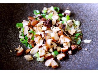 12、金玉窝窝头+虾酱鸡蛋小炒,加入花菇煸炒出香味……