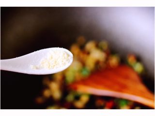 14、金玉窝窝头+虾酱鸡蛋小炒,加入适量的盐和鸡精