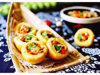 18、金玉窝窝头+虾酱鸡蛋小炒,把虾酱小炒放入蒸熟的窝窝头里面