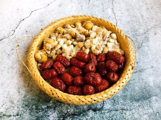 1、红枣莲子腊八粥,红枣和栗子仁。栗子提前剥壳,红枣清洗干净。