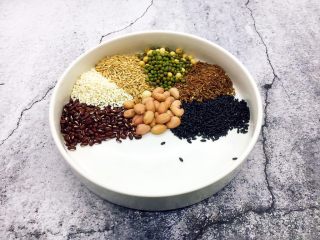 2、红枣莲子腊八粥,红小豆、圆糯米、燕麦、绿豆黄豆、红米、黑米。