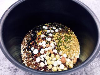 4、红枣莲子腊八粥,把所有的食材清洗干净,放在电压力锅里。