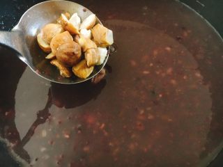 7、红枣莲子腊八粥,自动放气后打开锅盖儿,放入栗子仁。