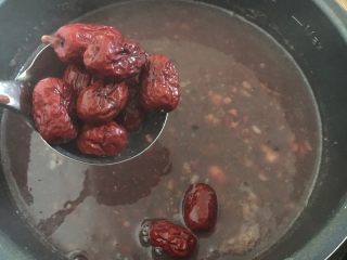 8、红枣莲子腊八粥,放入红枣。