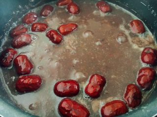 9、红枣莲子腊八粥,启动“煮粥”功能,不盖锅盖儿,粥开了后煮约10分钟左右。