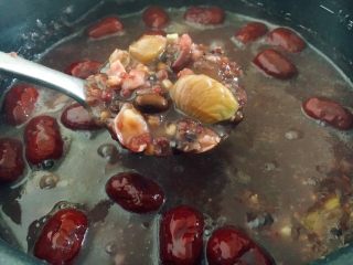 10、红枣莲子腊八粥,10分钟后栗子和红枣煮熟即可。