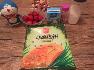 1、【独家】草莓拿破仑,准备好材料。