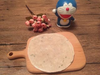 2、【独家】草莓拿破仑,飞饼提前拿出来解冻5分钟。