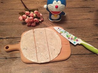 3、【独家】草莓拿破仑,一张切成三片这样大小的饼皮。