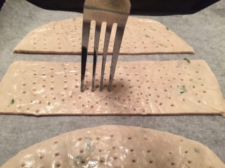 4、【独家】草莓拿破仑,在饼皮上叉满洞洞。