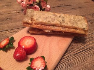 11、【独家】草莓拿破仑,其实还没达到很酥的感觉，虽然水平还有待提高，但是不影响我们继续。